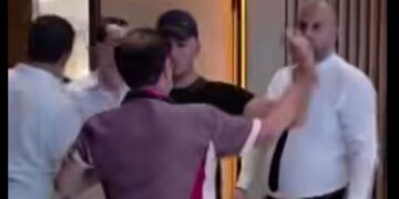 VIDEO / Kuvendarët e protestës nxjerrin me dhunë nga salla ish-deputetin: Do të çoj në Polici…