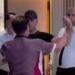 VIDEO / Kuvendarët e protestës nxjerrin me dhunë nga salla ish-deputetin: Do të çoj në Polici…