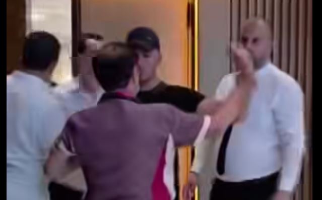 VIDEO   Kuvendarët e protestës nxjerrin me dhunë nga salla ish deputetin  Do të çoj në Polici 