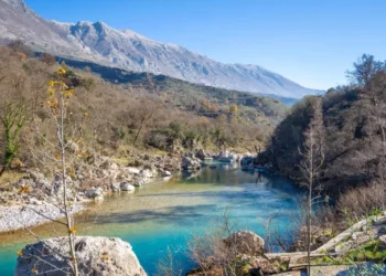Rrezikonte mbytjen në Vjosë, banori shpëton nga mbytja një turiste 10-vjeçare