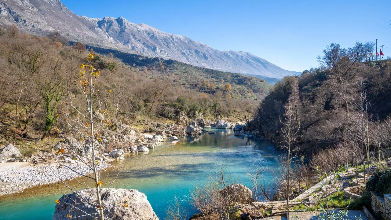 Rrezikonte mbytjen në Vjosë  banori shpëton nga mbytja një turiste 10 vjeçare