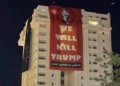 “Do ta vrasim Trumpin”/ Banderolat kërcënuese në ceremoninë mortore të Khameneit, reagon presidenti amerikan