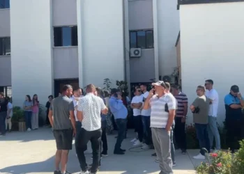 Pas Poliçanit, protestë edhe në Klos kundër propozimit të PS për bashkitë. Administrata bojkoton punën
