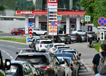 Rusët vuajnë mungesën e karburantit! Radhë të gjata dhe përplasje fizike në pikat e shitjes