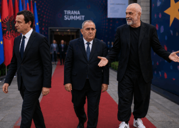 Samiti në Tiranë, ‘filos’ Albini, ‘qirie’ Beleri, atletet dhe ‘patllakja’ e Ramës
