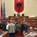 Tensione në Kuvend, demokratët pengojnë Maznikun që të prezantojë raportin për ‘Territorialen’