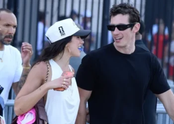 Pas dasmës luksoze, Dua Lipa dhe Callum Turner tërheqin vëmendjen në finalen e Botërorit (FOTO)