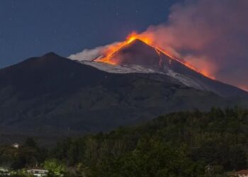 Vullkani Etna shpërthen sërish në Siçili, re hiri mbi ishull dhe kufizime fluturimesh në aeroportin e Katanias