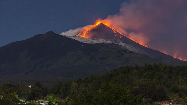 Vullkani Etna shpërthen sërish në Siçili  re hiri mbi ishull dhe kufizime fluturimesh në aeroportin e Katanias