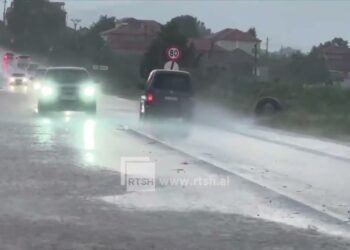Surprizon moti! Stuhi shiu e breshëri në Korçë, dëme në bujqësi dhe probleme në qarkullim