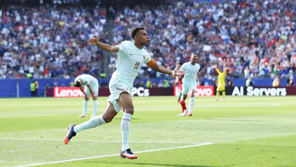 Franca e zgjidh gjithçka në pjesën e dytë, mposht Marokun 2-0 dhe shkon në gjysmëfinale