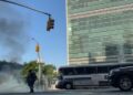 E rëndë, një burrë i vë flakën vetes pranë selisë së OKB-së në New York