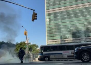 E rëndë, një burrë i vë flakën vetes pranë selisë së OKB-së në New York