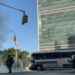 E rëndë, një burrë i vë flakën vetes pranë selisë së OKB-së në New York