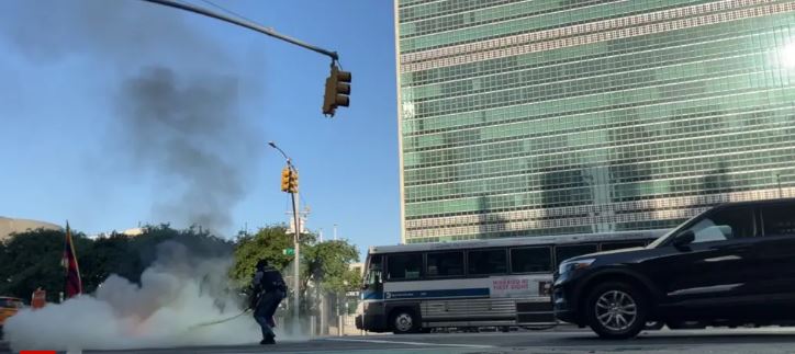 E rëndë  një burrë i vë flakën vetes pranë selisë së OKB së në New York