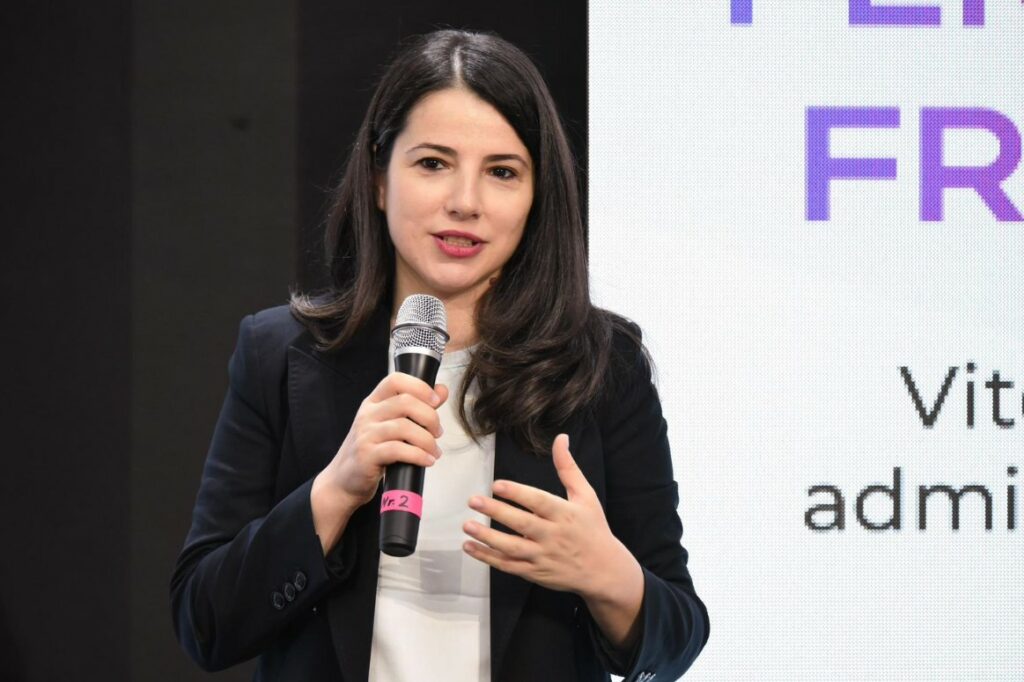 Prezantohen nismat e reja për një administratë moderne në rrugën drejt BE  Pirdeni  Prioritet  investimi te kapitali njerëzor