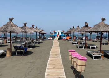 Pushuesit marrin kontrollin mbi çmimet! Lezha vendos tabelat me barkod në çdo plazh
