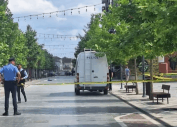 Plagosja e 4 personave në Podujevë, policia zbulon arsenal armësh, sekuestrohen armë e qindra fishekë
