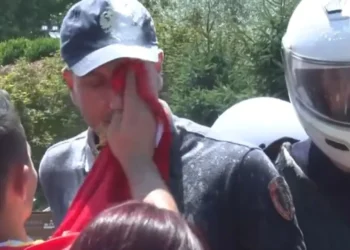 “Përdoret flamuri kuq e zi si peshqir”, Balla ndan pamjet nga protesta e djeshme para Kuvendit