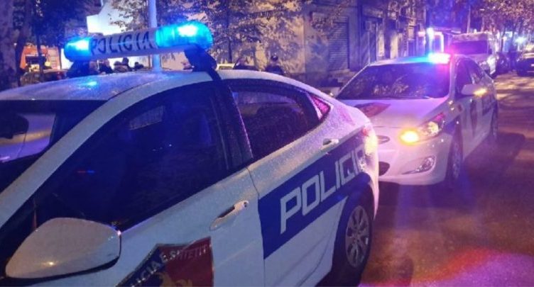 Plagosje me thikë në Fushë Krujë  22 vjeçari dërgohet në Spitalin e Traumës