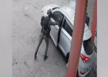 Oficeri izraelit i policisë filmohet duke hedhur granatë në një makinë në Bregun Perëndimor