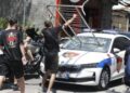 Shkatërruan makinat dhe dhunuan policët, 8 të arrestuar për protestën te Kuvendi (EMRAT)