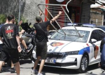 Shkatërruan makinat dhe dhunuan policët, 8 të arrestuar për protestën te Kuvendi (EMRAT)