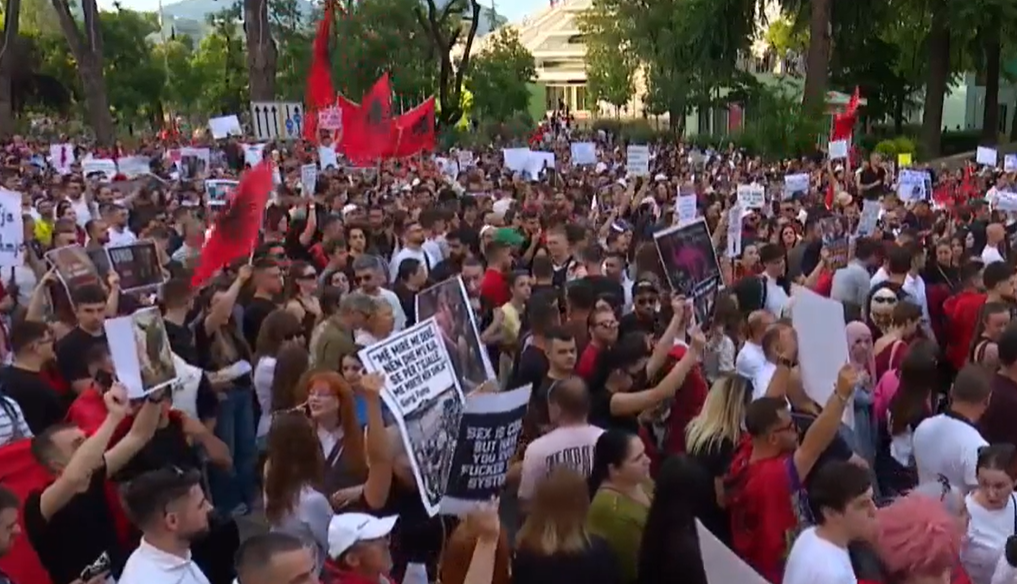 Përplasjet në Komisariatin nr 3 gjatë protestës  lirohet 33 vjeçari Erald Heqimaj