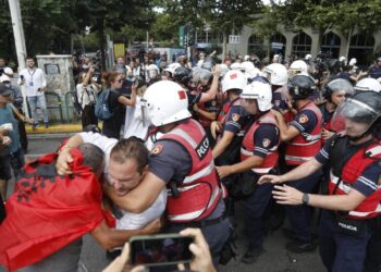 Protesta para Parlamentit, shoqërohen nga Policia 6 persona