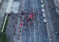 VIDEO/ Vijon protesta në ditën e 50-ë, ja pjesëmarrja e qytetarëve para Kryeministrisë në orën 20:05