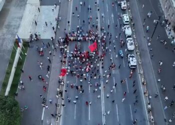 VIDEO/ Vijon protesta në ditën e 50-ë, ja pjesëmarrja e qytetarëve para Kryeministrisë në orën 20:05