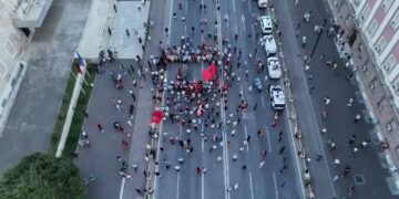 VIDEO/ Vijon protesta në ditën e 50-ë, ja pjesëmarrja e qytetarëve para Kryeministrisë në orën 20:05