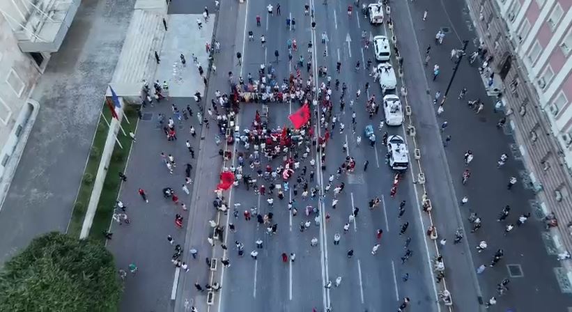 VIDEO  Vijon protesta në ditën e 50 ë  ja pjesëmarrja e qytetarëve para Kryeministrisë në orën 20 05
