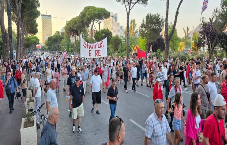 Gazetarja  Kush del në protestë kundër qeverisë duhet ta dijë se do të sulmohet  OJF të po bëjnë mbrojtje selektive 