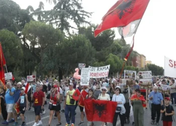 Dita e 59-ë e tubimit para Kryeministrisë, protestuesit thirrje kundër klasës politike: Ju erdhi fundi!