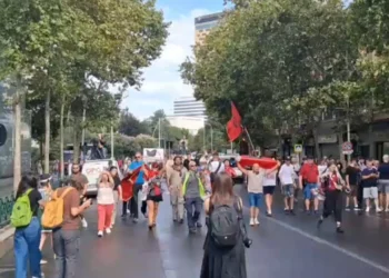 VIDEO/ Ditë tensioni në Tiranë, protestuesit marshojnë drejt Ministrisë së Brendshme! Deputetët e PS mbërrijnë në Kuvend