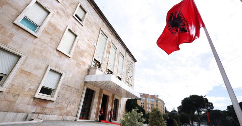 Agjencitë e reja do të kalojnë në filtër kostoje para se të krijohen
