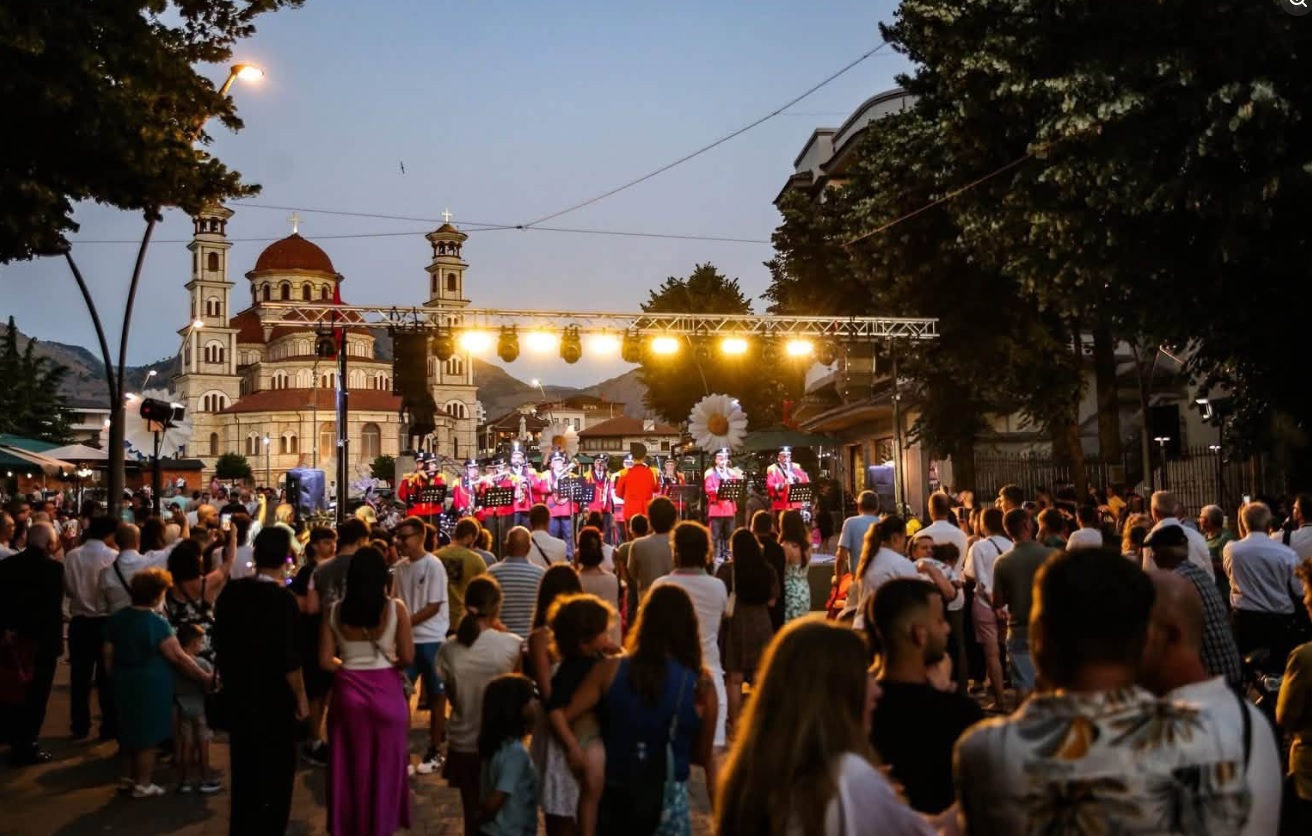 Rama ndan pamje nga Korça  Mbi 200 muzikantë  atmosferë të jashtëzakonshme  Një festë e muzikës  kulturës dhe traditave