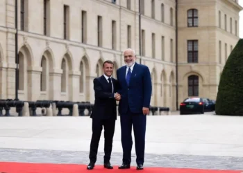 Rama pjesë e Samitit të Koalicionit të Vullnetmirëve në Paris, ndan pamjet nga takimi me Macron