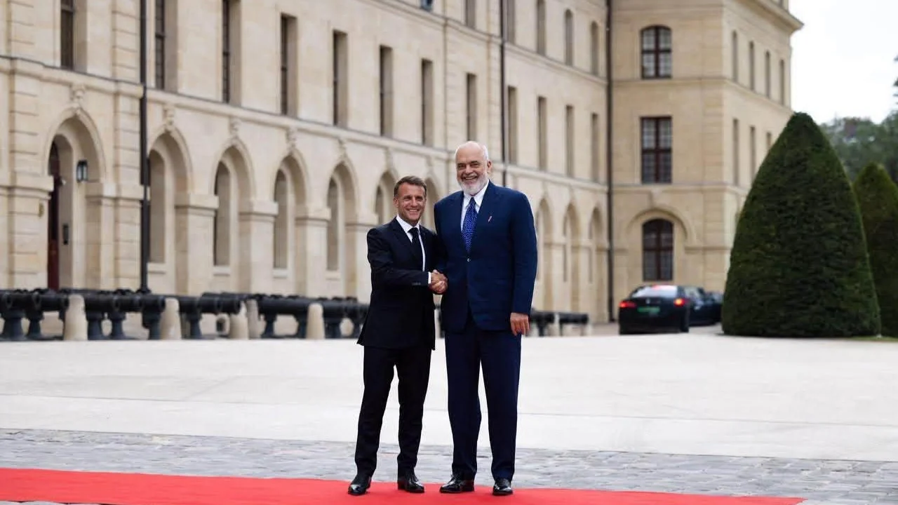Rama pjesë e Samitit të Koalicionit të Vullnetmirëve në Paris  ndan pamjet nga takimi me Macron