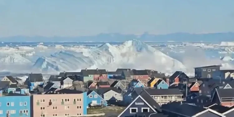 Momenti mahnitës në Groenlandë, ajsbergu masiv rrokulliset dhe gjeneron dallgë goditëse