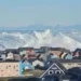 Momenti mahnitës në Groenlandë, ajsbergu masiv rrokulliset dhe gjeneron dallgë goditëse