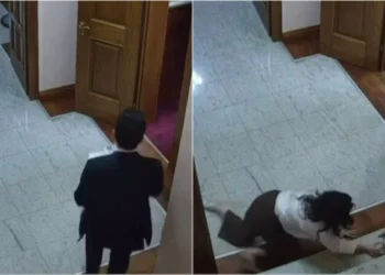 Tentoi të ndalonte Shehajn që mori dokumentin sekret, punonjësja e Kuvendit rrëzohet nga shkallët (VIDEO)