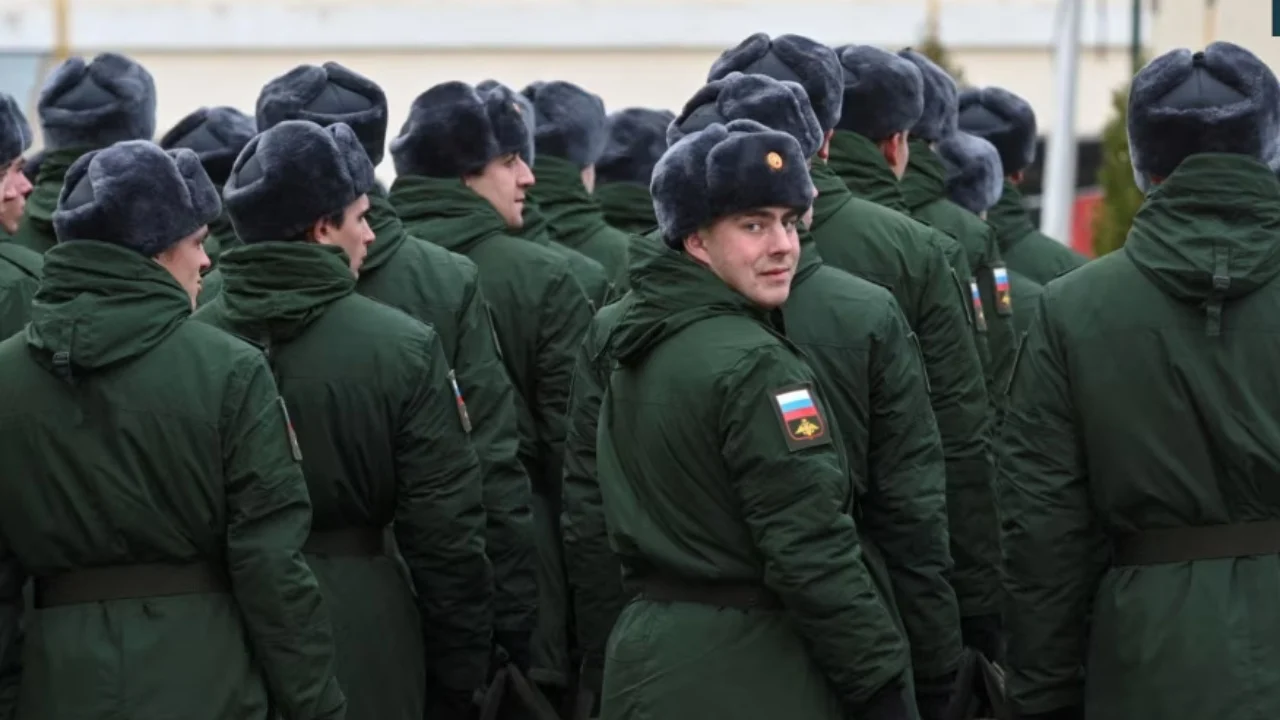 Rusia rekruton me forcë burra për të mbushur radhët në luftë 