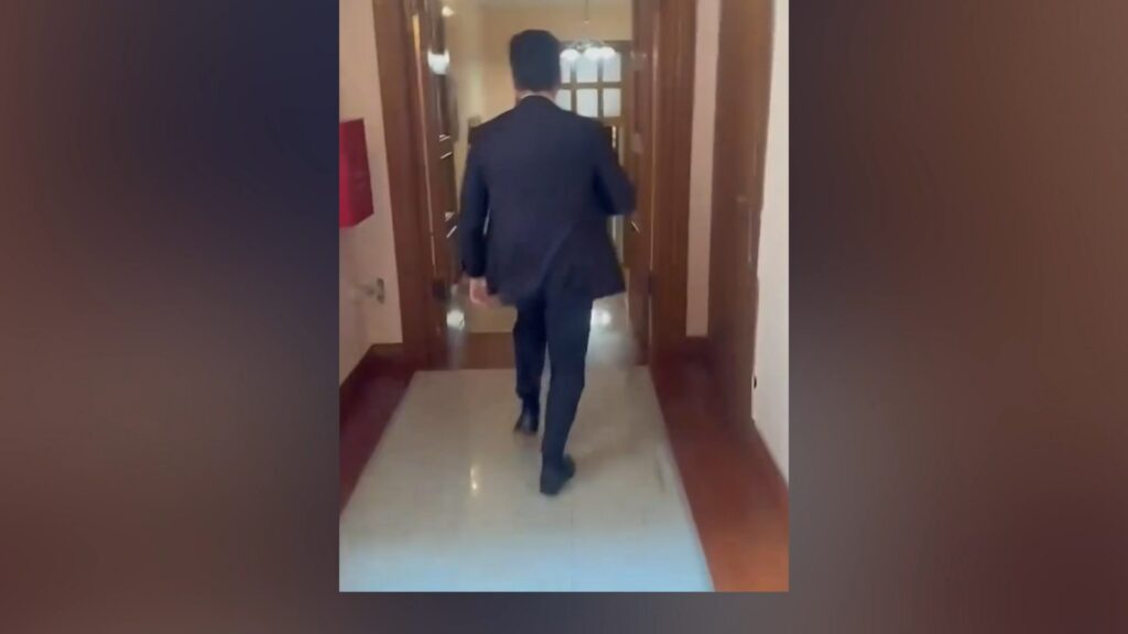 Rrëmbeu dokumentin sekret në Kuvend  Shehaj përjashtohet me 60 ditë nga seancat