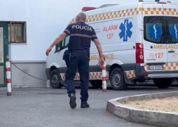 Durrës / Plagosen tre të rinj pas një konflikti me thika, një nga autorët 15 vjeç