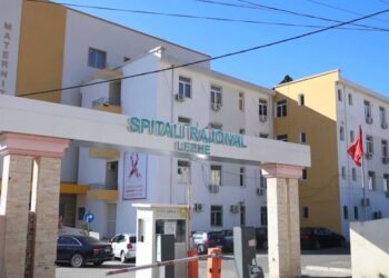 Shkon të kurohet në Spitalin e Lezhës, 54-vjeçarit i bie pistoleta nga çanta dhe i shkrepet…