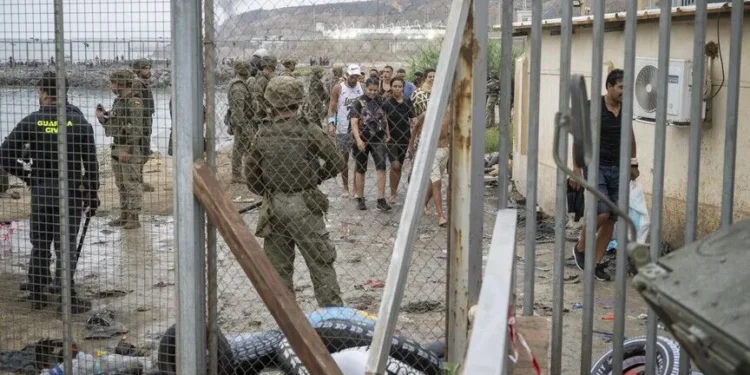 Franca forcon kufirin me Spanjën pas mbërritjeve masive të emigrantëve në Ceuta -