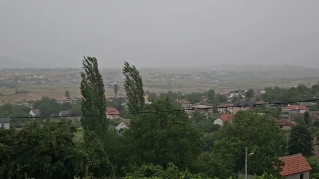 Moti i keq ‘godet’ qarkun e Kukësit! Rrëshqitje dherash në Tropojë, bllokohen segmente rrugore