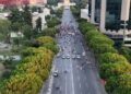 VIDEOLAJM/ Tubimi i protestuesve në ditën e 34-t para Kryeministrisë, ja sa ishte pjesëmarrja në orën 20:00